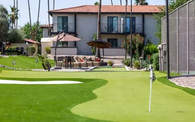 1 bedroom apartment with hot tub!