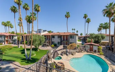 1 bedroom apartment with hot tub!