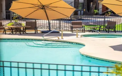 1 bedroom apartment with hot tub!