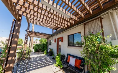 1 bedroom apartment with hot tub!