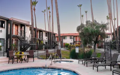 1 bedroom apartment with hot tub!