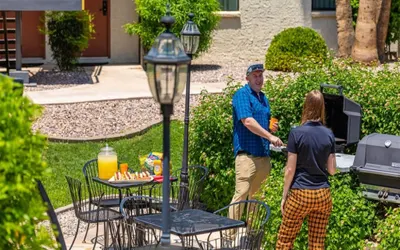 1 bedroom apartment with hot tub!