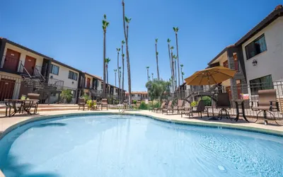 1 bedroom apartment with hot tub!
