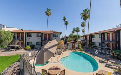 1 bedroom apartment with hot tub!