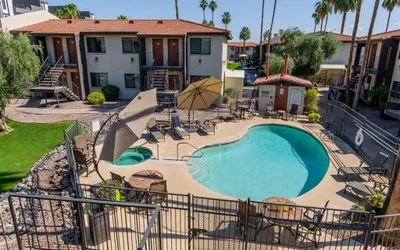 1 bedroom apartment with hot tub!