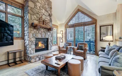 Cozy 4 Bedroom Townhome, Walking Distance to Lift!