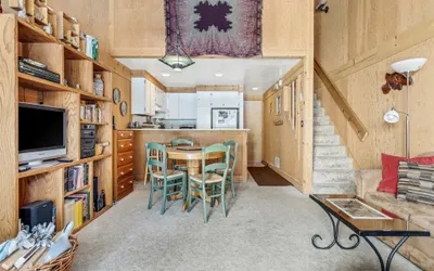 Cozy Dog Friendly Studio w/ Loft - Creekside #87