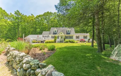 Cozy Mystic Bungalow near Downtown Mystic, Casinos, Beaches