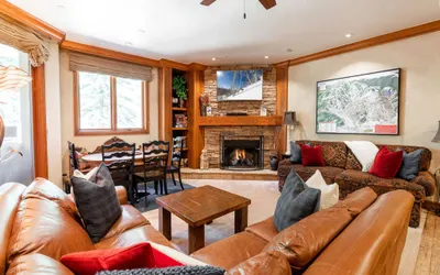 Strawberry Park Ski-in Ski-Out Condo Close to Chairlift