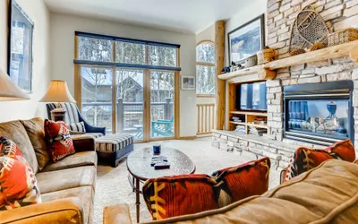 Premiere 2Br Townhome - Shuttle to Slopes. Kids Ski Free!
