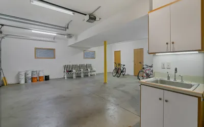 8 Crag Home with Private Indoor Hot Tub, Bike is Provided for Outdoor Activities