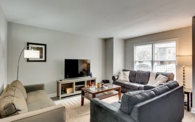 3 br/2 ba w/ Building Laundry by IL Med District