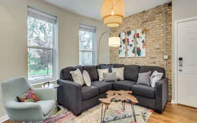 Welcoming Duplex w/ Parking next to Humboldt Park!