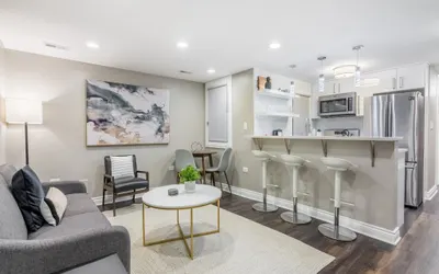 Perfect Lincoln Park Retreat - Walk to DePaul!