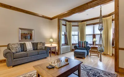 Beautiful Three Bedroom Apartment near Loyola