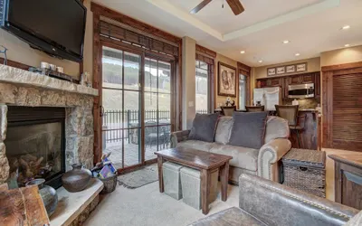 True Ski-in/Ski-out Luxury Condo on Peak 7