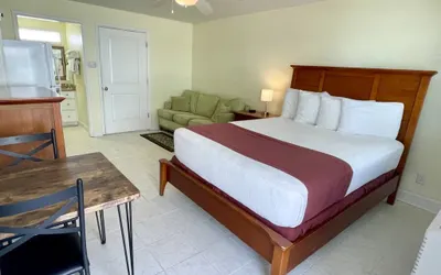 Beachgate Condo Suites and Hotel 411