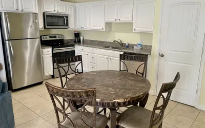 Beachgate Condo Suites and Hotel 525