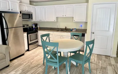 Beachgate Condo Suites and Hotel 515