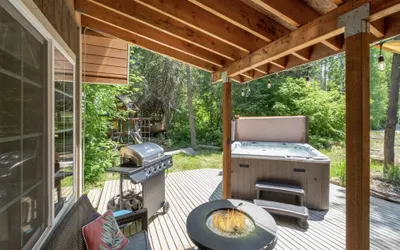 Lil Bigfoot Chalet | Cozy Hideaway | Quiet Escape | Mountain Feel