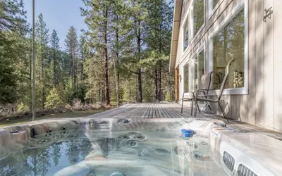 Pine Tree Cottage | Cozy Cottage Comfort | Hot tub | Quiet Setting