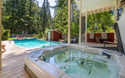 Maple Leaf Lodge | Comfortable Gathering | Hot Tub | Seasonal Pool