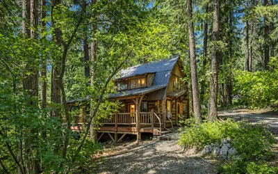 Guten Cabin | Classic Log Living | Hot Tub | Deck