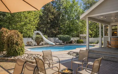 All Seasons Getaway | Year-Round Fun | Seasonal Pool | Hot tub