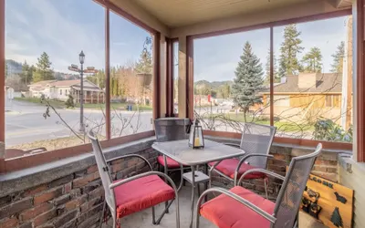 Rockwell Retreat | Retro Stay | Downtown | Walkable | Vintage Style