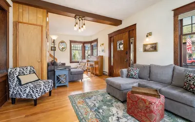 Rockwell Retreat | Retro Stay | Downtown | Walkable | Vintage Style