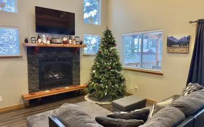 Compass Cabin | Cozy | Central Location | Hot tub | Deck Life