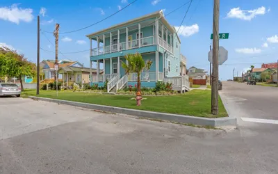 Sea-Esta Renovated Home 1.5 Blocks to the Beach!