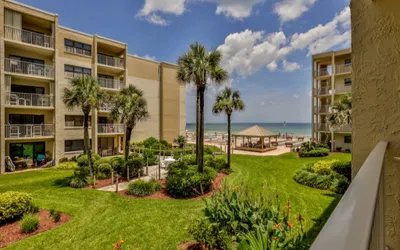 Oceanview condo With Pools, Beach Access, Kitchen
