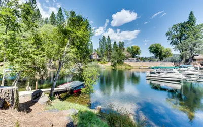 Dos Pinos - Spacious Lakefront Cabin w/ Game Room