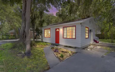 Downtown Modern Bungalow close to beaches and dining