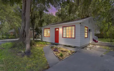 Downtown Modern Bungalow Close to Beaches and Dining