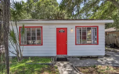 Downtown Modern Bungalow Close to Beaches and Dining