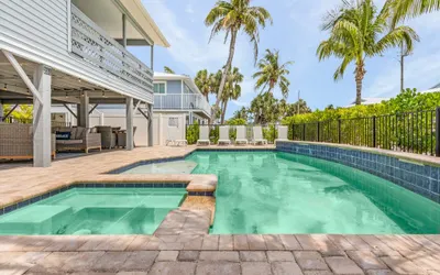 231 Shells N Sunshine Charming Oasis: Heated Pool, Spa, Beach Ac