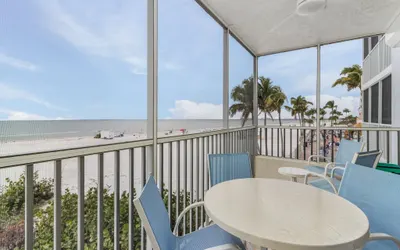 Beach Villas 104 Beachfront Bliss: Views, Pool, Walk to Times Sq