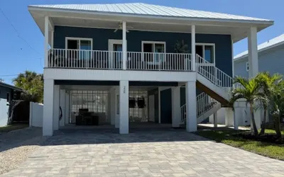 228 New Stilt Home: Heated Pool, Near Beach & Times Sq