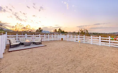 Golden Desert Ranch - Hot Tub, Fire Pit and BBQ!