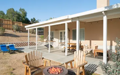 Hillside Desert House - Hot Tub, Fire Pit and BBQ!