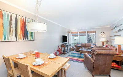 West End Winner - Hot Tub, Parking, Open Kitchen & Living Space