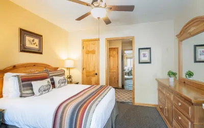 Riverfront, blocks to ski - Mtn Views, Hot Tub at Viking Lodge 217