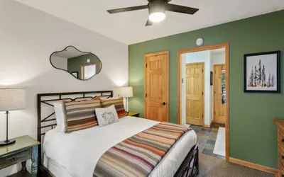 Riverfront, blocks to ski - Mtn Views, Hot Tub at Viking Lodge 217
