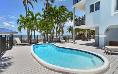 Luxury beachfront home with pool in Islamorada