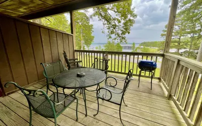 Mountain Harbor Queen Guest Room on Lake Ouachita