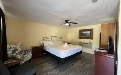 Joplin Inn King Guest Room