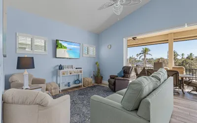 109 Shore Thing Charming Coastal Haven: Heated Pool, Near Beach