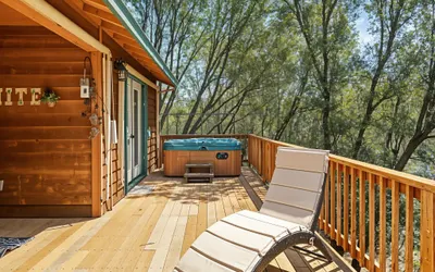The Nut House - Lovely Home with Hot Tub